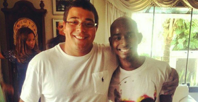 Louis Carlos, filho de Zeca Pagodinho, presta homenagem a Elias: “Deveria ter sido o irmão que você merecia”
