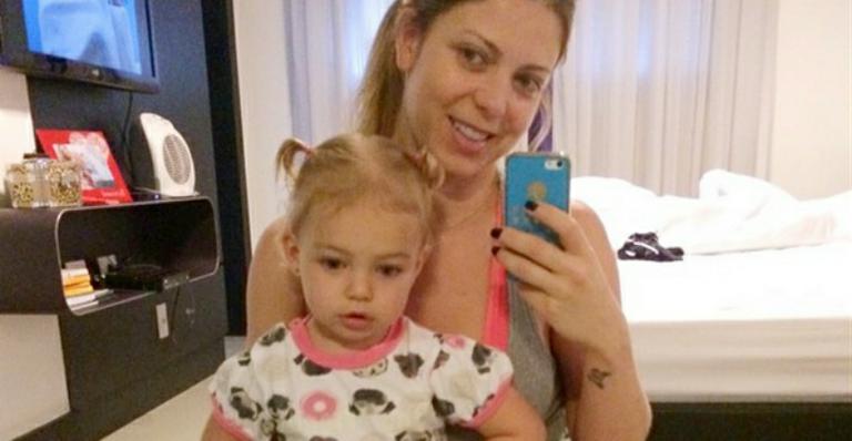 Fofura! Sheila Mello mostra a filha sorrindo e ganha elogios