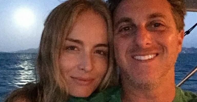 De férias, Angélica surge sem maquiagem com Luciano Huck