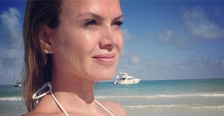 Aos 41 anos, Eliana faz selfie de biquíni na praia e ganha elogios