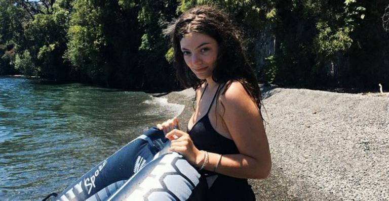 Cantora Lorde surpreende fãs com foto de maiô em lago na Nova Zelândia