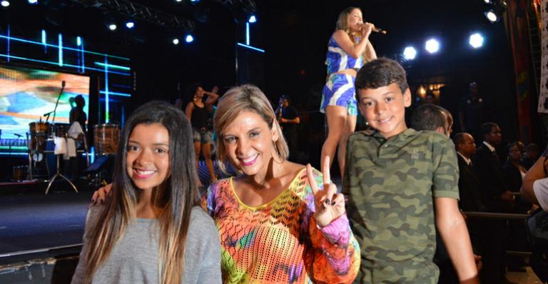 Carla Perez curte show de Xanddy ao lado dos filhos em Salvador