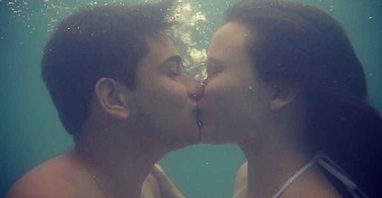 Larissa Manoela e Matheus Chequer mostram beijo debaixo d’água