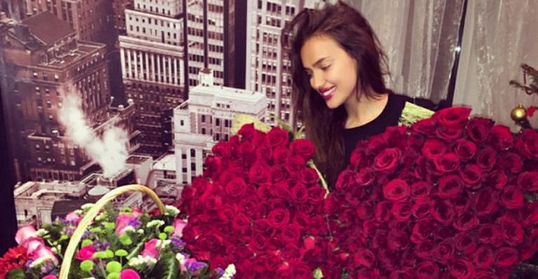 Longe de Cristiano Ronaldo, Irina Shayk ganha buquês gigantes de aniversário