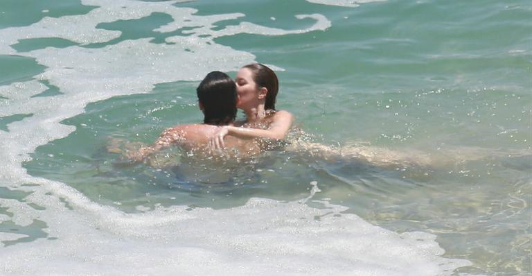 Assumidos! Nathalia Dill e Sergio Guizé beijam muito na Prainha
