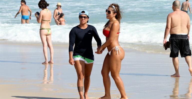 Thammy Miranda curte praia no Rio com a namorada