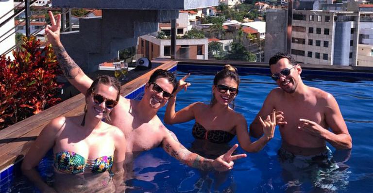De biquíni de oncinha, Paula Fernandes curte o verão na piscina