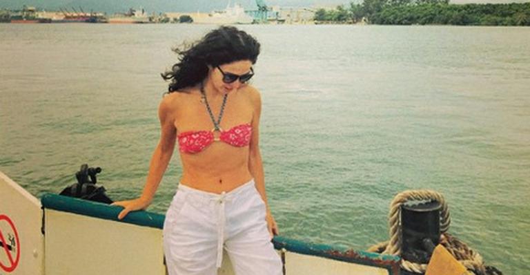 Aos 51 anos, Claudia Ohana exibe barriga sequinha em foto de biquíni