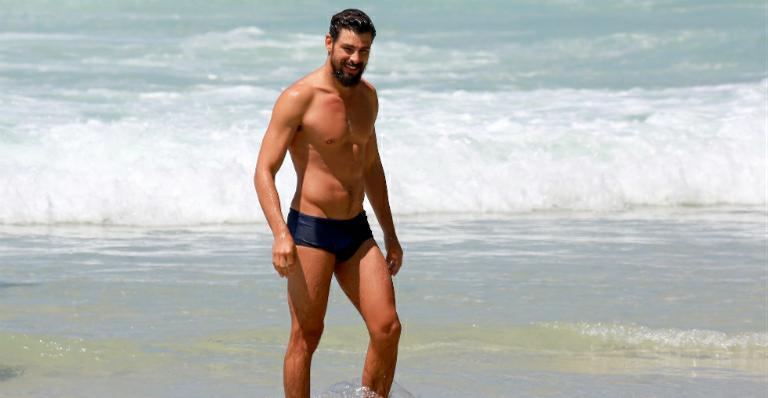 Cauã Reymond exibe corpo musculoso durante mergulho no mar
