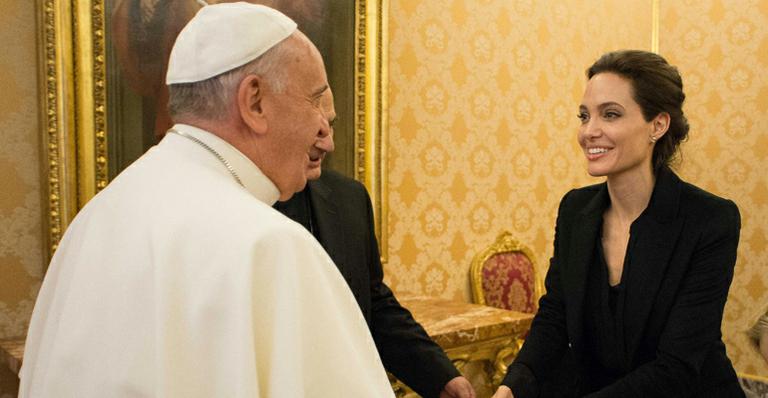Angelina Jolie encontra o Papa Francisco e se diz honrada em exibir filme no Vaticano