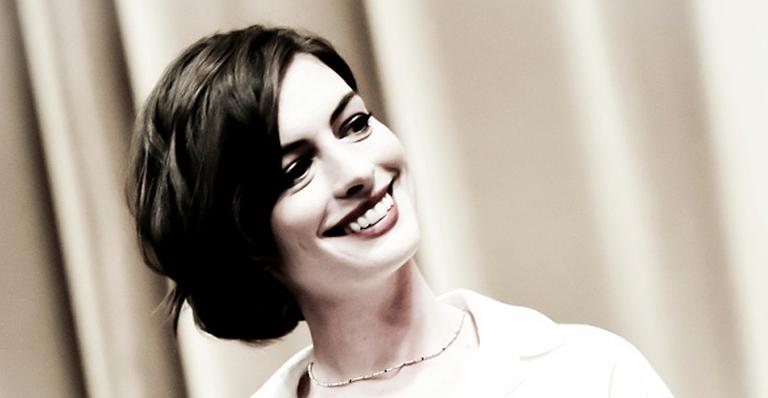 Anne Hathaway para de fumar pela segunda vez: ‘vou priorizar a minha saúde’