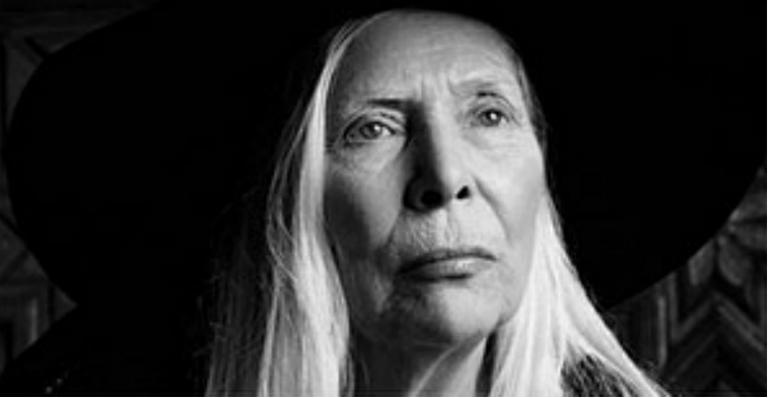 Aos 71 anos, cantora Joni Mitchell estrela campanha da grife Saint Laurent
