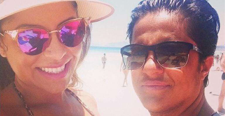 Andressa Ferreira exibe pelos descoloridos na praia e faz declaração para Thammy Miranda