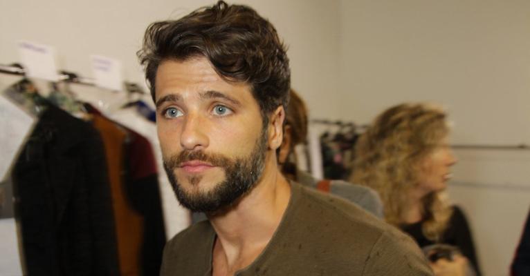 Bruno Gagliasso dá beijo carinhoso  no irmão mais novo, Thiago Gagliasso