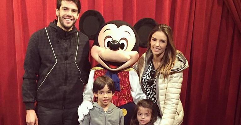 Kaká, Carol Celico e os filho posam com o Mickey na Disney