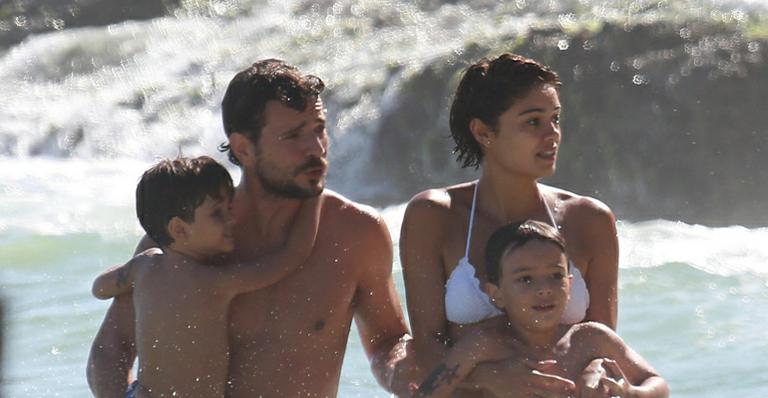 Sophie Charlotte brinca com os filhos de Daniel de Oliveira em dia na praia