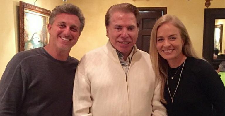 Luciano Huck faz selfie com Silvio Santos e família nos EUA