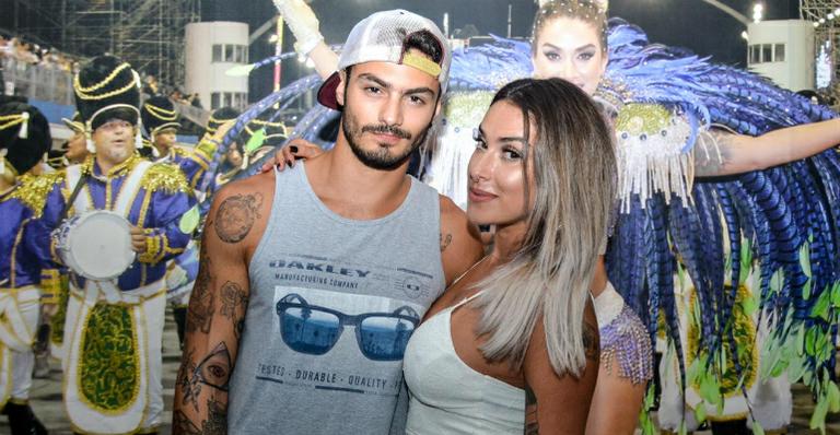 Dani Bolina troca beijos com novo namorado em quadra de escola de samba