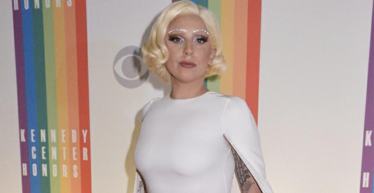 De calcinha e sutiã, Lady Gaga canta em show do U2; assista