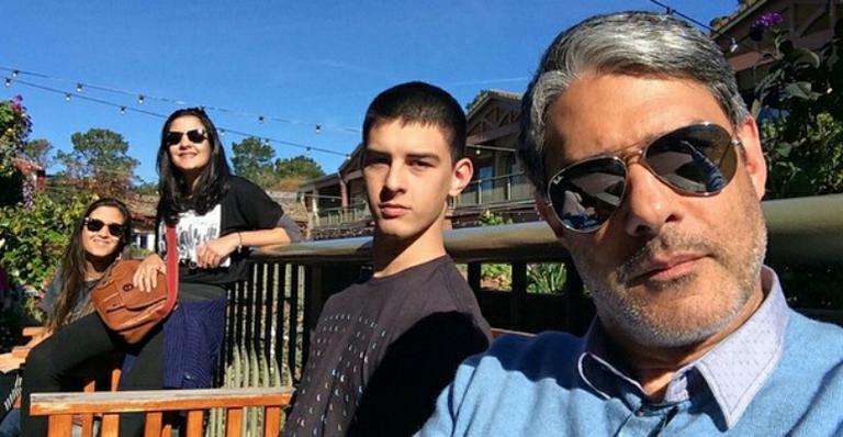 Com barba, William Bonner posa ao lado dos filhos trigêmeos