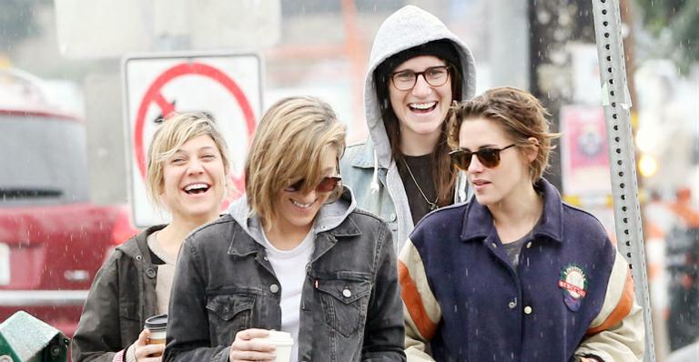 Sorridente, Kristen Stewart passeia com suposta namorada em Los Angeles