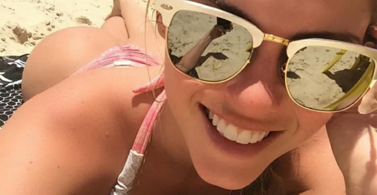 De biquíni fio dental, Bárbara Evans exibe corpão na praia