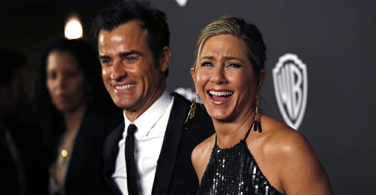 Mão boba! Jennifer Aniston ‘aperta’ bumbum do noivo no Globo de Ouro