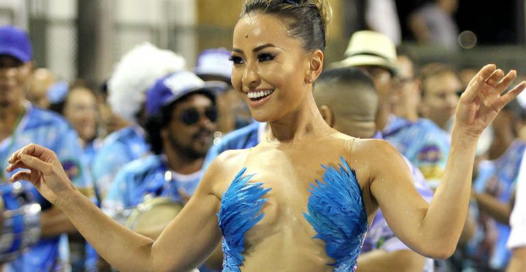 Sabrina Sato abusa da transparência e exibe corpão em ensaio para o Carnaval