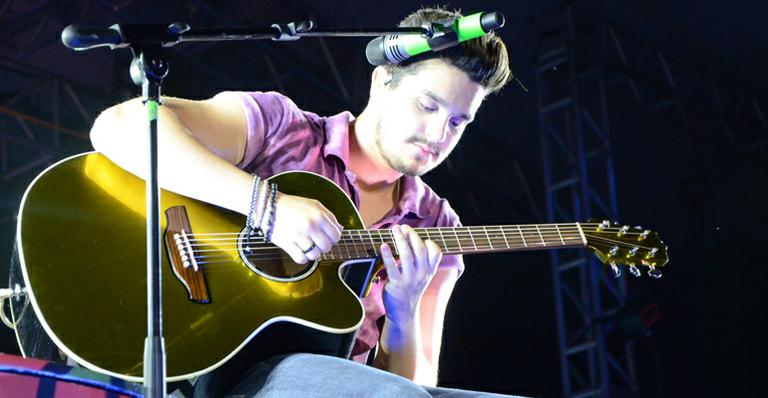 Luan Santana emociona multidão em show em Santa Catarina