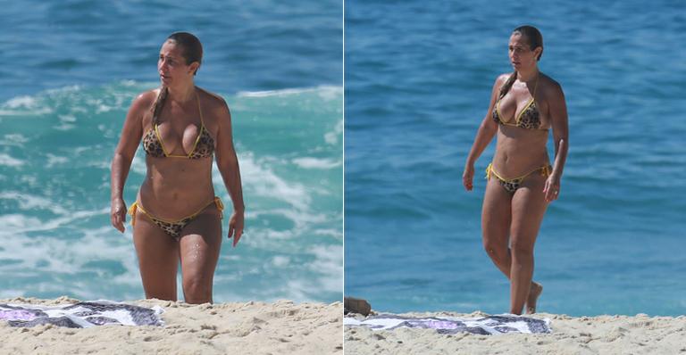 Andréia Sorvetão curte praia no Rio com biquíni de oncinha