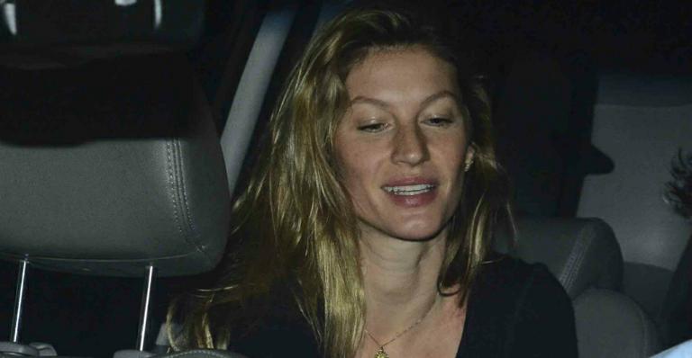 Sem maquiagem, Gisele Bündchen desembarca em aeroporto de São Paulo