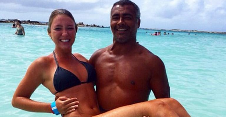 Romário curte férias em Aruba com a namorada de 19 anos