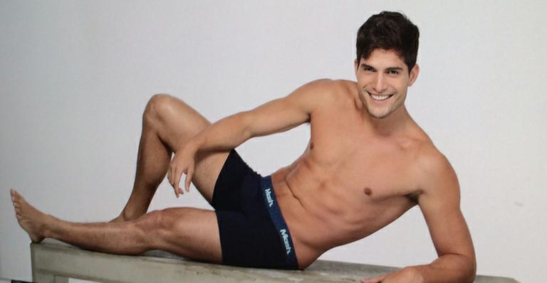 Uau! André Martinelli exibe boa forma em campanha de cueca