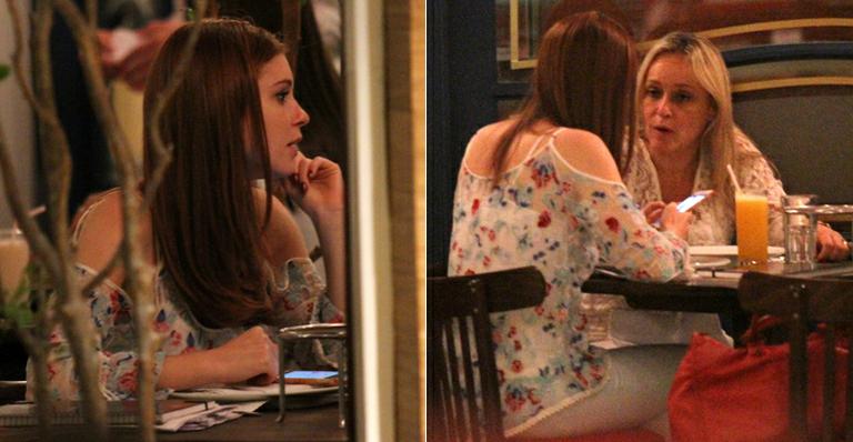 Marina Ruy Barbosa janta acompanhada da mãe em shopping do Rio de Janeiro