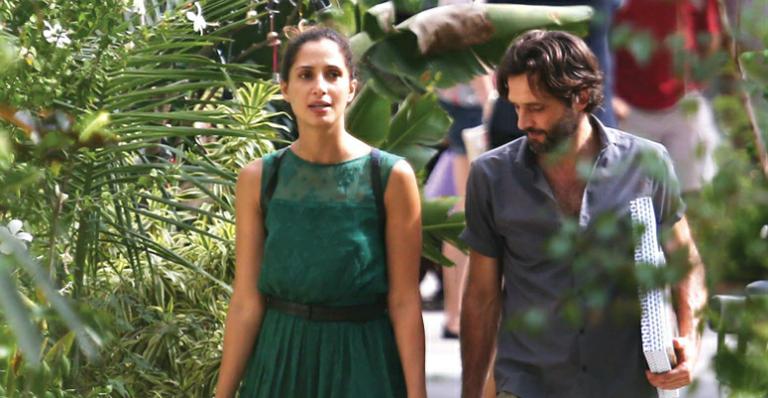 Antes de voltar à TV, Camila Pitanga passeia com o amado, Sérgio Siviero