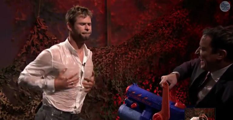 Chris Hemsworth, eleito o homem mais sexy do mundo, dança de camisa molhada na TV