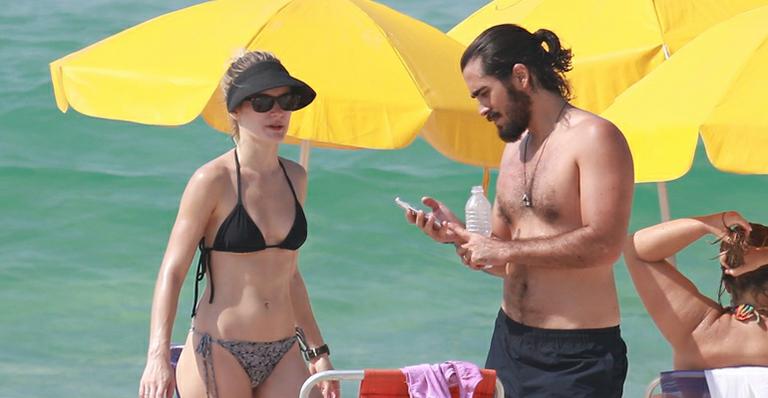 Bianca Bin curte praia com o marido e namora no mar