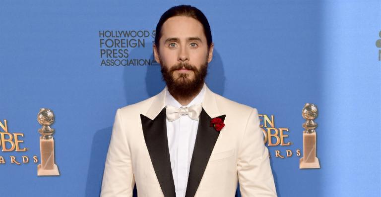 Jared Leto aparece sem barba em foto do diretor David Ayer