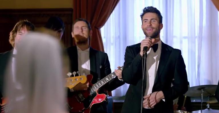 Maroon 5 chega de surpresa em festas de casamento em novo clipe; veja ‘Sugar’