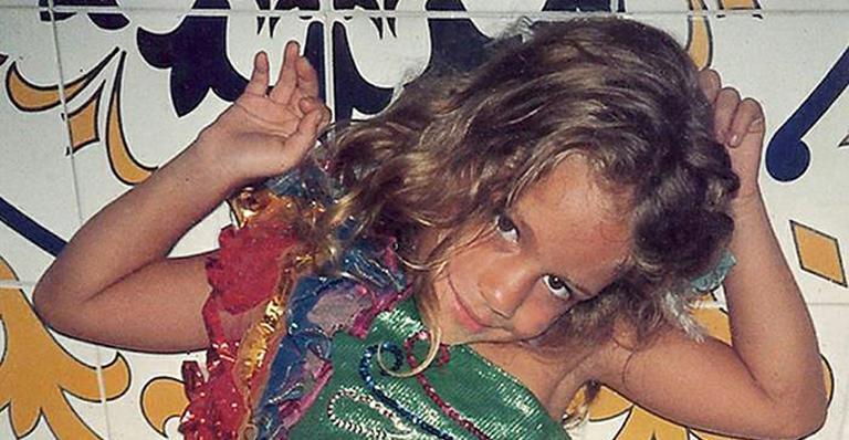 Pequena foliã: Leandra Leal mostra foto da infância no carnaval