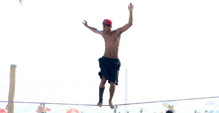 Marcello Melo Jr. pratica slackline em praia do Rio de Janeiro