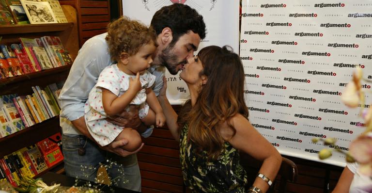 Atores de ‘Império’ prestigiam lançamento do livro de Maria Ribeiro