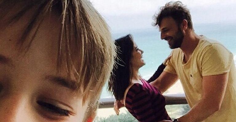 Filho de Cássio Reis tira selfie e revela momento romântico do pai com Fernanda Vasconcellos