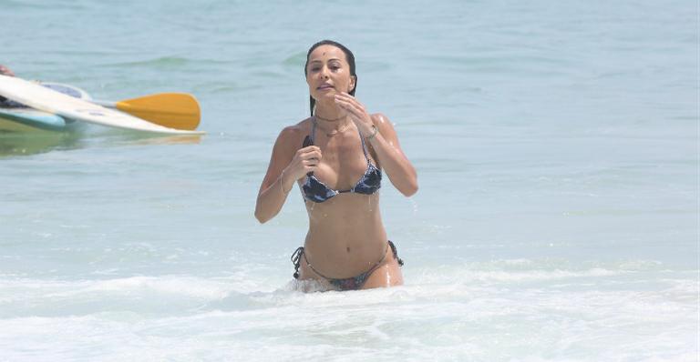 Sabrina Sato exibe corpão em praia do Rio