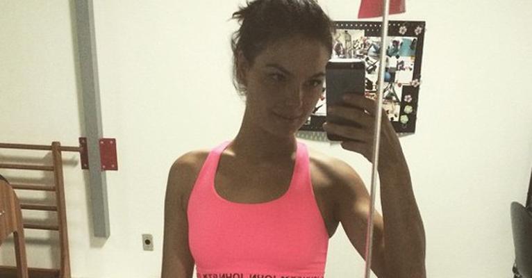 Isis Valverde mostra a barriga seca em aula de pilates