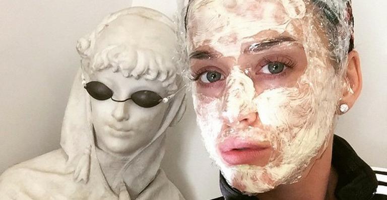 Katy Perry aparece com rosto cheio de creme