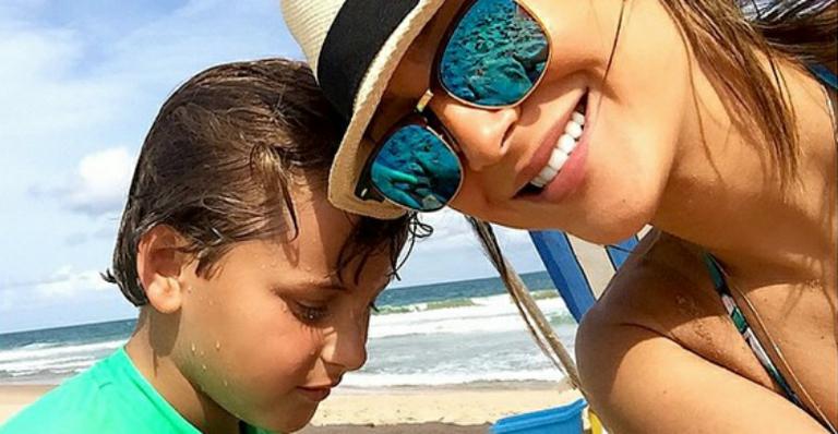 Claudia Leitte posa na praia com o filho mais velho, Davi