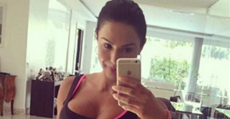 Com veias saltadas, Gracyanne Barbosa posa antes do treino: ‘Foco e concentração’