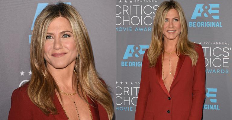 Jennifer Aniston abusa do decote em look monocromático