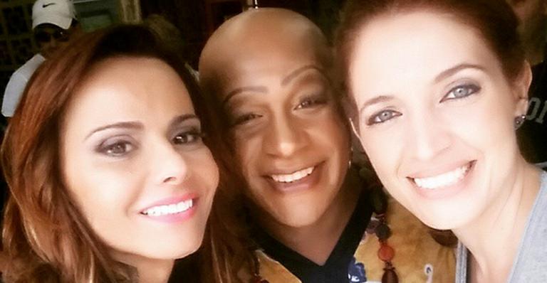 Viviane Araújo e Aílton Graça fazem selfie com Poliana Abritta em bastidores